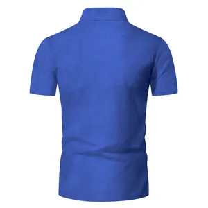 Vista posteriore di una polo casual a maniche corte in blu reale strutturato uomo