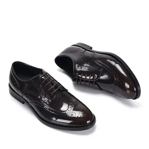 Vue détaillée de chaussures Brogue en cuir marron foncé poli avec sculptures complexes