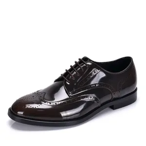 Détail de chaussures Derby richelieu vintage pour hommes en cuir verni marron foncé.