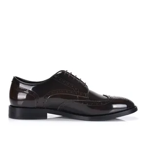 Vue détaillée de chaussures brogues marron foncé brillantes avec motifs wingtip.