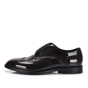 Vue latérale des chaussures Derby richelieu pour hommes en cuir verni marron foncé
