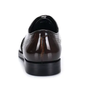 Vue arrière de chaussures Derby richelieu en cuir véritable marron foncé poli pour hommes