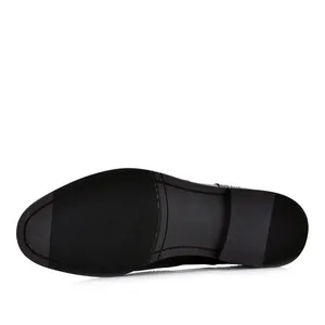 Vue détaillée de la semelle antidérapante des chaussures Derby Brogue en cuir pour hommes
