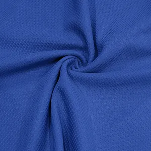 Vista macro del tessuto traspirante a trama waffle blu per polo estiva da uomo