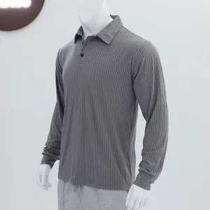 Detailopname van een grijs heren poloshirt met lange mouwen en een fijne ribstructuur