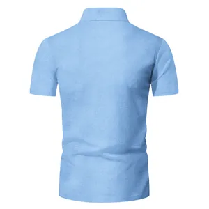 Vista dettagliata del profilo posteriore di una polo da uomo blu chiaro in maglia a nido d'ape