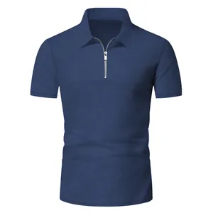 Dettaglio di polo in maglia waffle blu navy con colletto con cerniera a un quarto