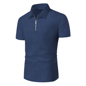 Vista dettagliata di una polo da uomo in maglia a nido d'ape blu scuro con cerniera argentata.