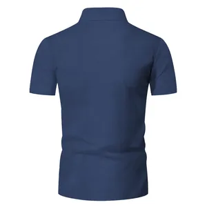 Vista posteriore dettagliata di una polo a maniche corte in maglia waffle blu navy da uomo