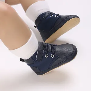 Vista dettagliata delle scarpe sportive classiche per neonati con suola morbida blu