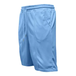 Dettaglio ravvicinato della trama a nido d'ape azzurro sui pantaloncini sportivi uomo