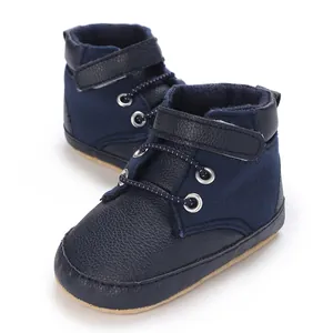 Vista dettagliata di scarpine blu navy per neonati con suola morbida, 0-1 anno.