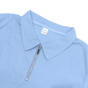 Dettaglio della polo da uomo celeste con colletto a zip e etichetta taglia