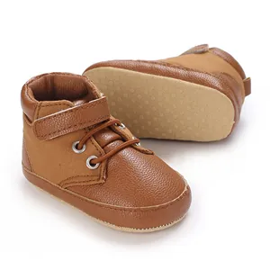 Vista dettagliata delle scarpe marroni per neonati con suole morbide antiscivolo