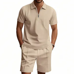 Dettaglio del set uomo beige in tessuto nido d'ape con polo a zip e pantaloncini
