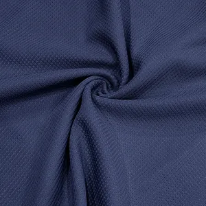 Dettaglio macro della trama del tessuto a nido d'ape blu scuro per completo polo uomo