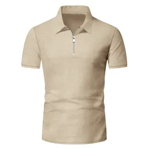 Dettaglio polo beige in maglia a nido d'ape con elegante zip argentata sul collo