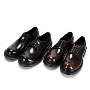 Zapatos Derby clásicos de piel para hombre en negro y marrón con punta redonda pulida.