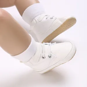 Primo piano di scarpe bianche morbide per neonati con suola antiscivolo testurizzata