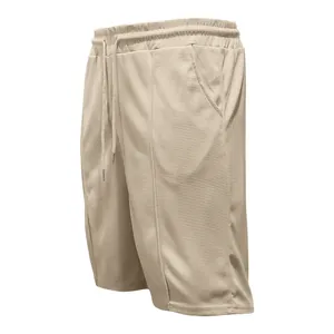 Dettaglio laterale dei pantaloncini casual da uomo beige in maglia a nido d'ape con coulisse