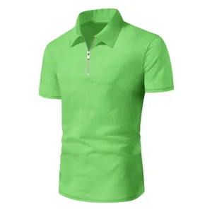 Vista dettagliata della trama nido d'ape verde sulla polo da uomo a maniche corte con zip