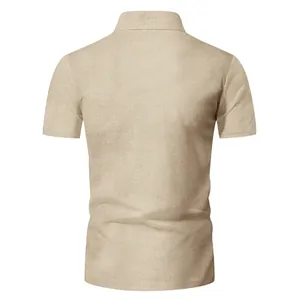 Vista posteriore di una polo da uomo beige in maglia a nido d'ape testurizzata
