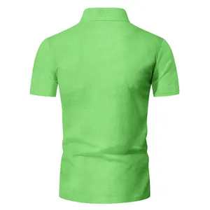 Vista posteriore dettagliata di una polo da uomo a maniche corte in maglia a nido d'ape