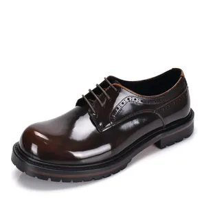 Detalle de vista lateral de zapatos derby de cuero marrón oscuro con motivos brogue