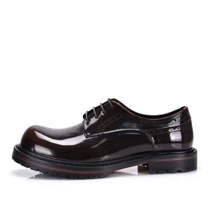 Perfil lateral de zapatos Derby para hombre en cuero marrón brillante con detalles brogue