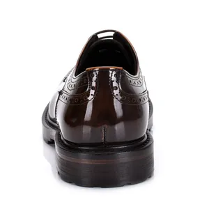 Vista posterior detallada de zapatos Derby de cuero marrón oscuro con motivos brogue