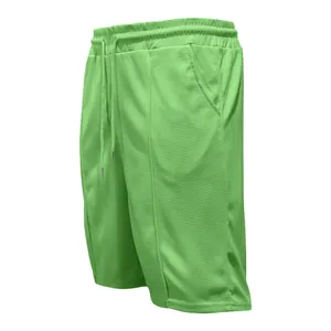 Primo piano del tessuto mesh verde lime per pantaloncini da spiaggia uomo