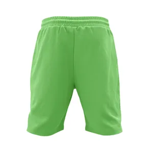 Vista posteriore dettagliata degli pantaloncini sportivi in mesh verde con vita elastica