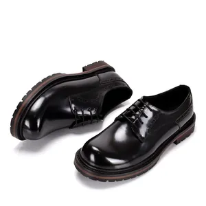 Vista detallada de zapatos Derby de cuero negro pulido con patrones brogue clásicos.