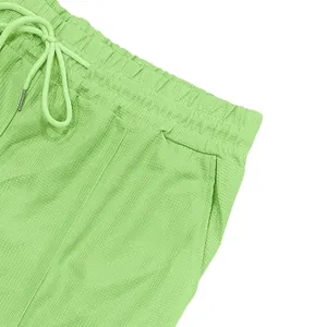 Primo piano di pantaloncini da spiaggia verdi da uomo con elastico in vita e trama a costine