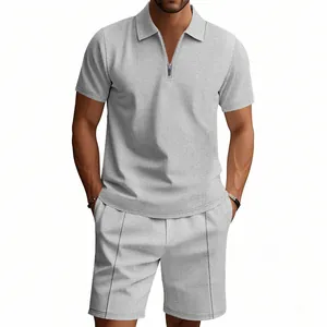Dettaglio del set polo casual da uomo con scollo a cerniera e motivo strutturato grigio