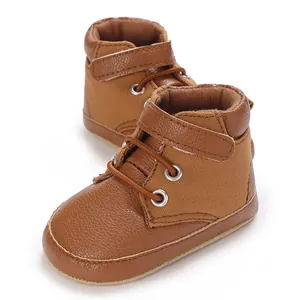Vista dettagliata di classiche scarpe primi passi marroni per neonati con chiusura velcro