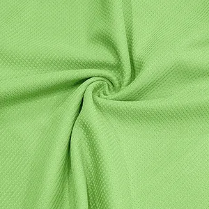 Primo piano del tessuto a nido d'ape verde chiaro che mostra texture e morbidezza