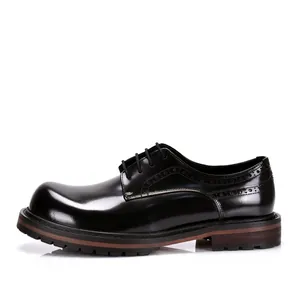 Vista lateral de zapatos Derby de cuero negro con detalles brogue y suelas gruesas.