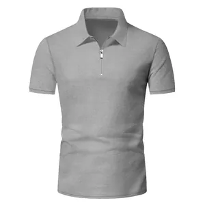 Primo piano dettagliato di una polo grigia in maglia a nido d'ape con zip in metallo