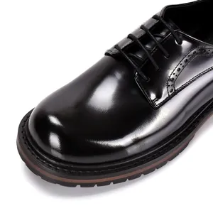 Primer plano de zapatos Derby clásicos de cuero negro brillante