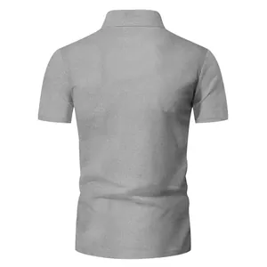 Vista posteriore della polo da uomo in maglia a nido d'ape grigia con texture e dettagli