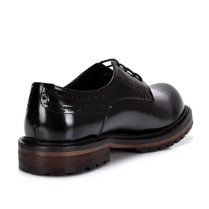 Vista posterior detallada de zapatos Derby de cuero negro con detalles brogue clásicos