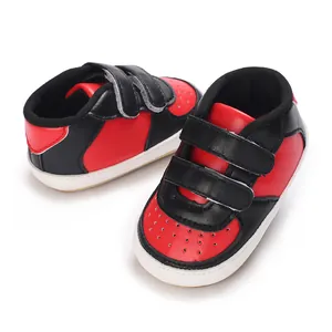 Vue détaillée de baskets pour bébés rouge et noir à blocs de couleurs pour les 0-1 an