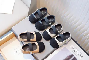 Vista detallada de elegantes zapatos tipo Mary Jane para niña en varios colores chic