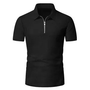 Polo casual da uomo in tessuto waffle nero con maniche corte e dettaglio zip sul collo.