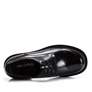 Vista superior detallada de zapatos Derby de cuero negro brillante con patrón brogue