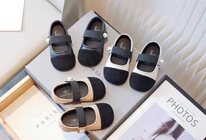 Elegantes zapatos de princesa para niñas en varios colores con perlas y correas
