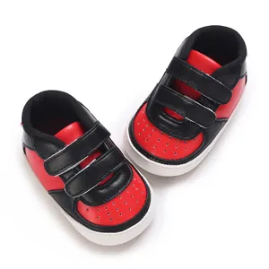 Baskets pour bébé bicolores rouge et noir 0-1 an avec fermeture à bandes velcro