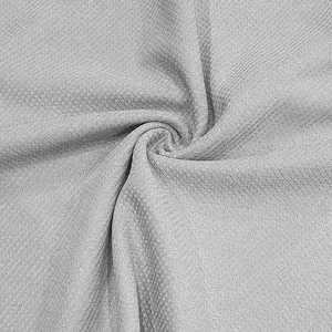 Vista macro della trama del tessuto a nido d'ape grigio chiaro per polo e pantaloncini