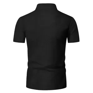 Vista posteriore dettagliata di una polo nera da uomo con trama in maglia a nido d'ape